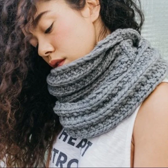 Infinity knit scarf - Picture 4 of 5